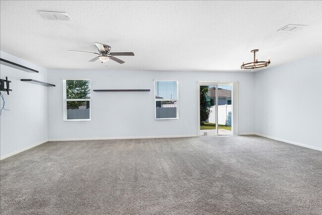 Foto del edificio - Like New Green Cove Springs 4 bedroom/2 bath