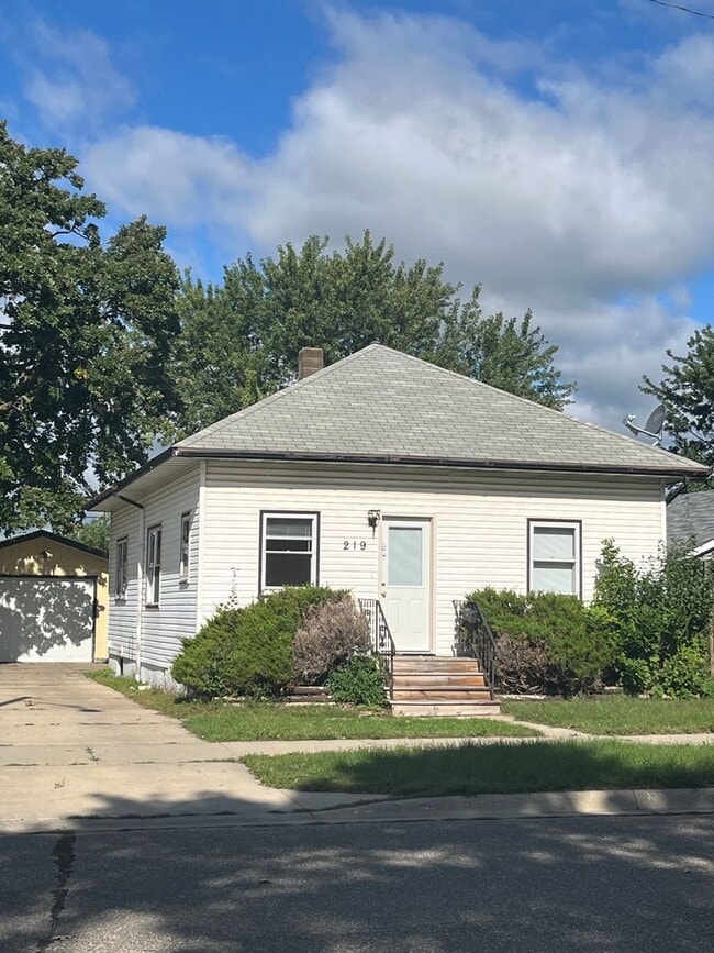 Building Photo - 219 1st St NE