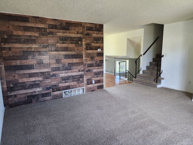 Foto del edificio - Spacious 4 bed 2.5 Bath Split level home o...