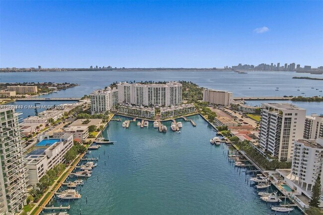 Foto del edificio - 7910 Harbor Island Dr