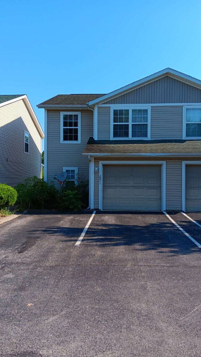 Foto del edificio - Reduced: 3BR/2.5BA Condo with attached single-bay garage on Southeast side