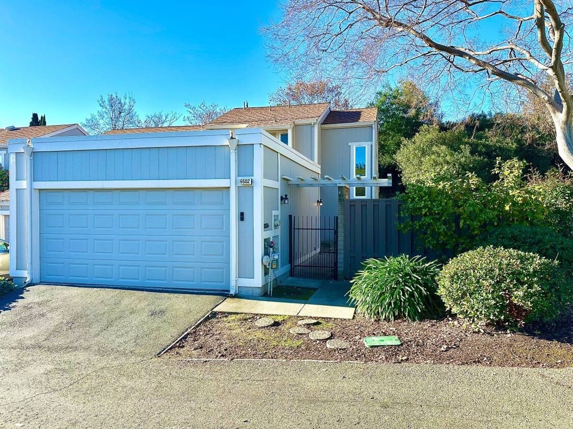 Virginia Hills-3 Bedroom, 2 Bath, Townhome with Garage and Pool - Virginia Hills-3 Bedroom, 2 Bath, Townhome with Garage and Pool