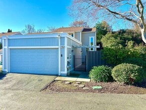 Building Photo - 6502 Oak Manor Plaza