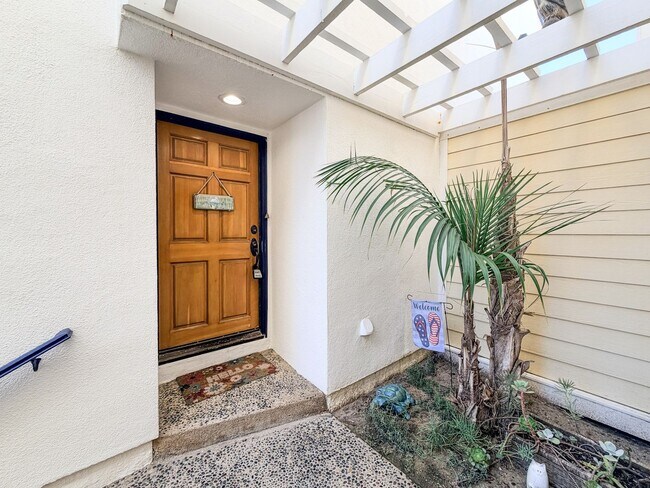 Building Photo - Stunning Oceanfront 3 Bed 3 Bed | Hollywoo...