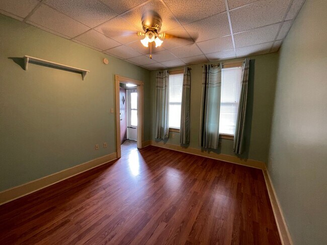 Building Photo - Coraopolis - 2 Bedroom Home. Great Locatio...