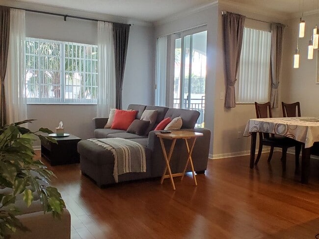 Sala de estar y comedor - 3245 NE 184th St