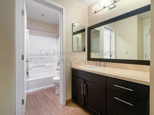 Foto del edificio - 6400 Christie Ave