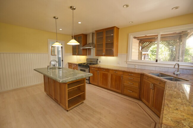 Building Photo - 2033 Hearst Ave