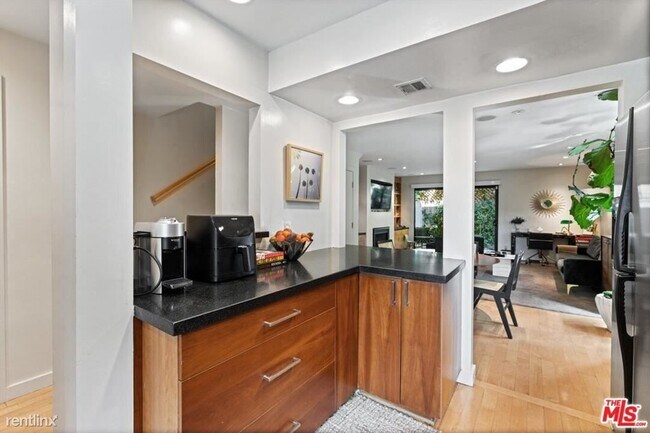 Foto del edificio - 2 br, 2 bath Condo - 880 Hilldale Ave Apt 10