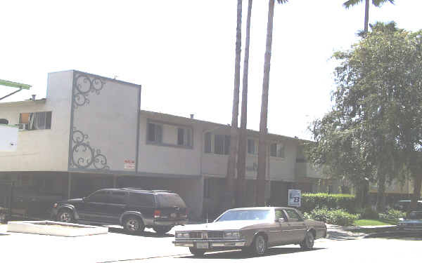 Foto del edificio - 8240 Owensmouth Avenue Apartments