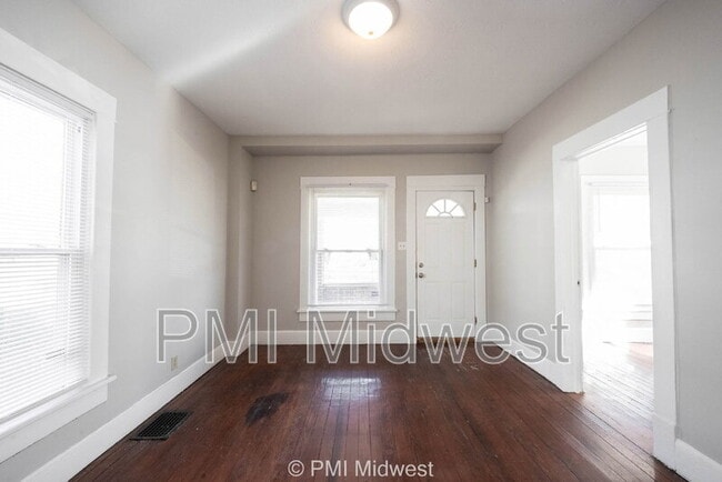 Building Photo - 323 W 40th St