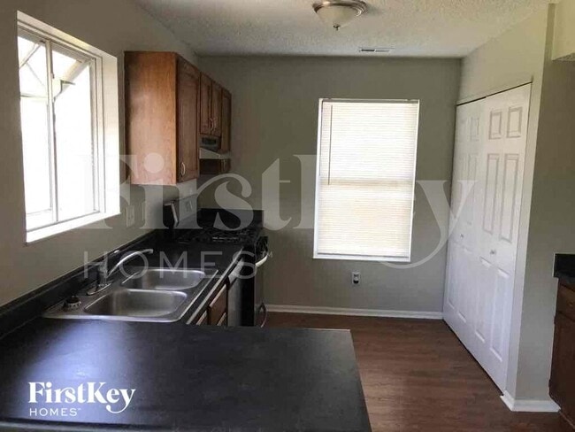 Building Photo - 1221 Crossbrook Blvd