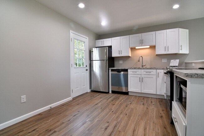 Building Photo - 3 bedrooms, 1 bathroom ranch style home in...
