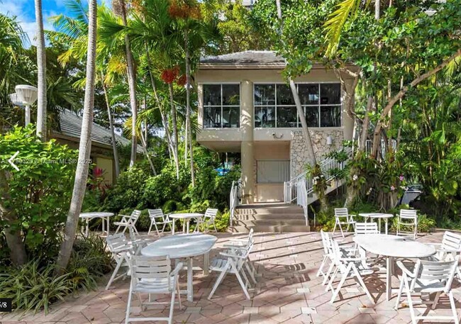 Foto del edificio - 770 NE 69th St