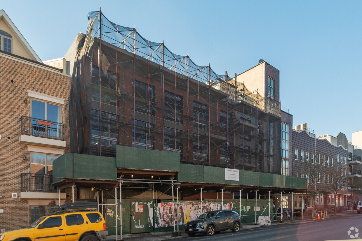 Building Photo - 870 Metropolitan Ave