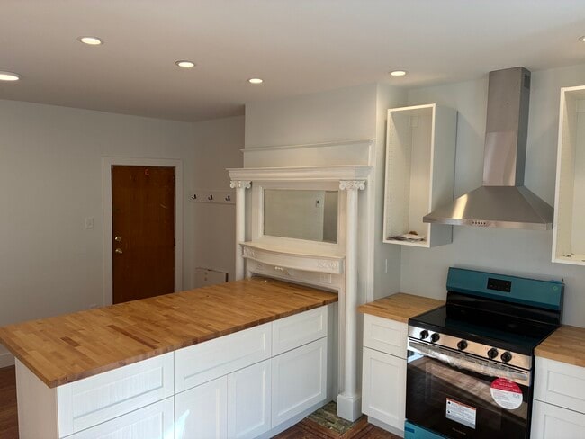 Building Photo - 445 S 51st St