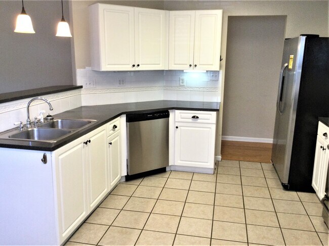 Foto del edificio - 7517 Lullwater Cv