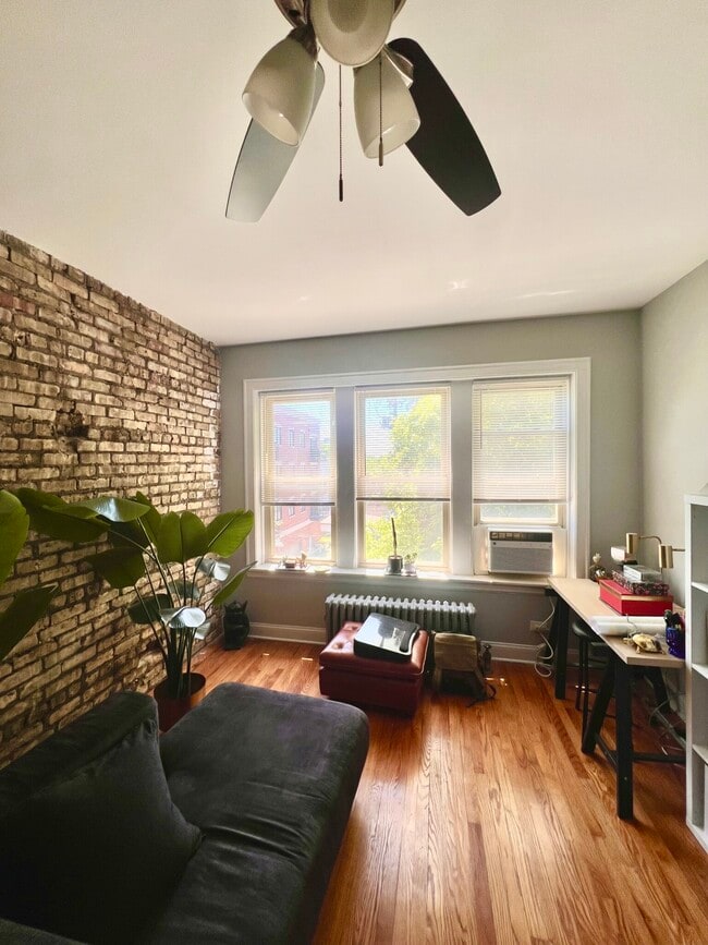 Building Photo - 2820 W Dickens Ave