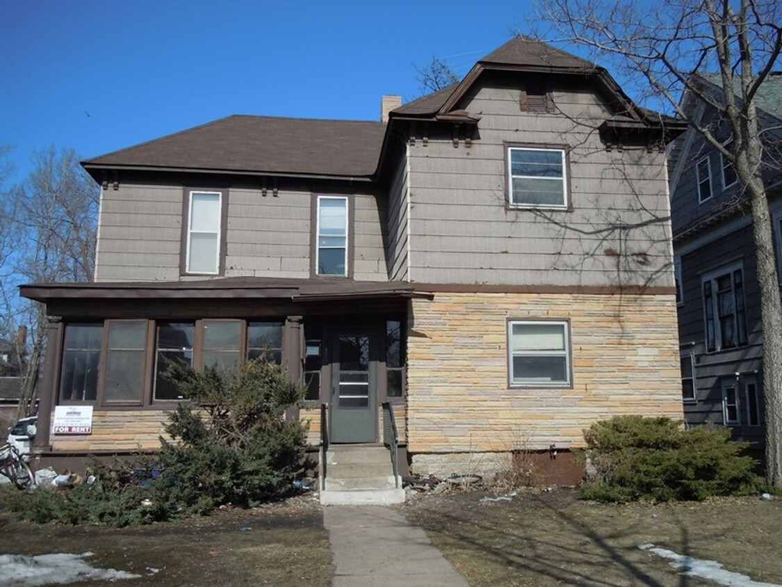 Primary Photo - 8 Bedroom house w/ 3 bathrooms, 3 kitchens