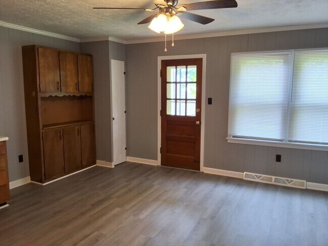 Foto del edificio - 320 Meadow Ln