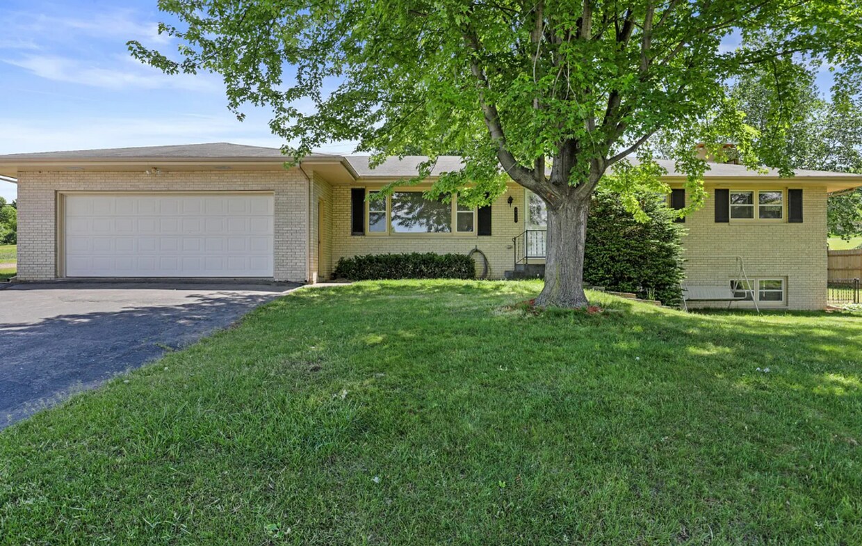 Foto principal - 3 Bed 2.5 Bath + Den House in Waunakee Wi