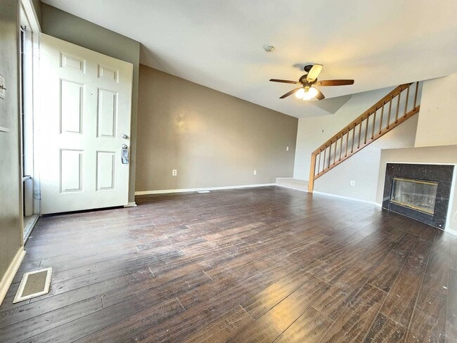 Building Photo - 2011 Vine Way Dr