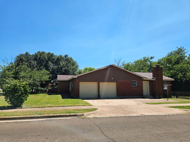 Foto del edificio - 1011 Cedar Dr