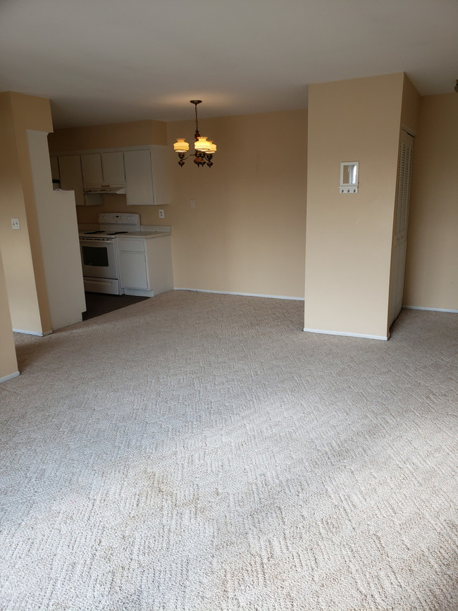 Building Photo - Beaconsfield 32125