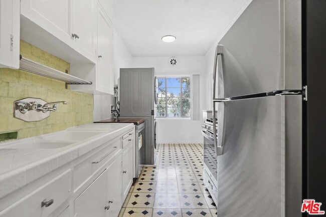 Building Photo - 201 S Poinsettia Pl