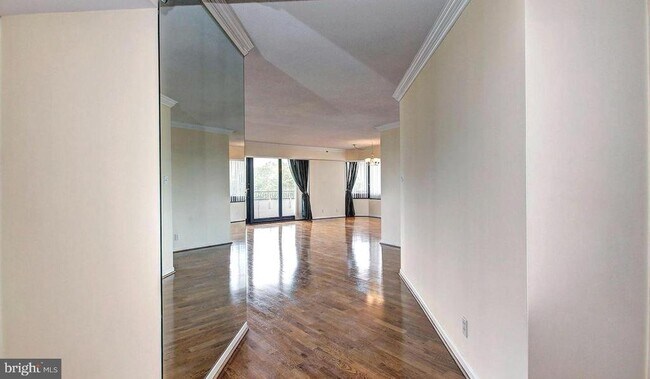 Foto del edificio - 1200 Crystal Dr