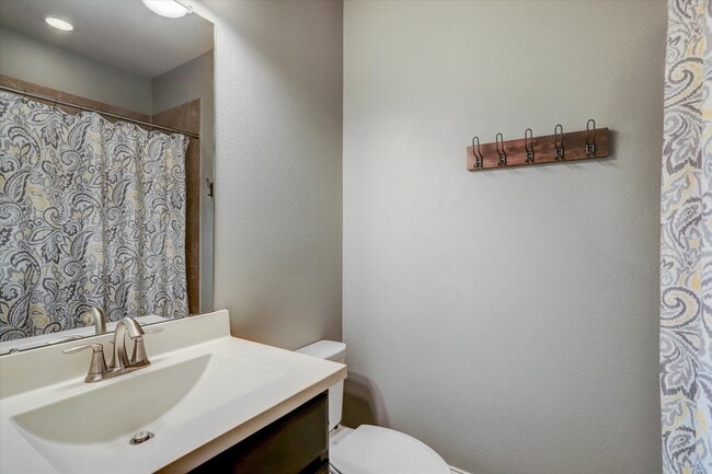 Building Photo - 704 N Shepherd Dr