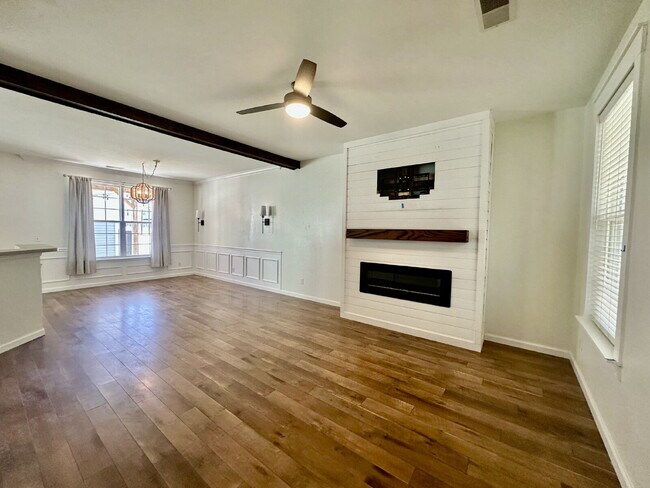 Building Photo - Beautifully Updated Three Bedroom Home in ...