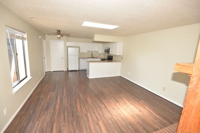 Building Photo - Condo Living by the Coast