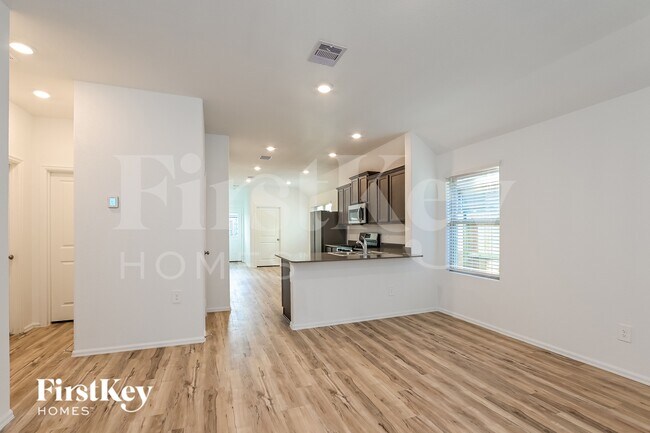 Foto del edificio - 18435 Summit Ranch Dr