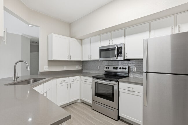 Cocinas diseñadas para combinar funcionalidad y estilo. - Haven 124 at Eastlake Station