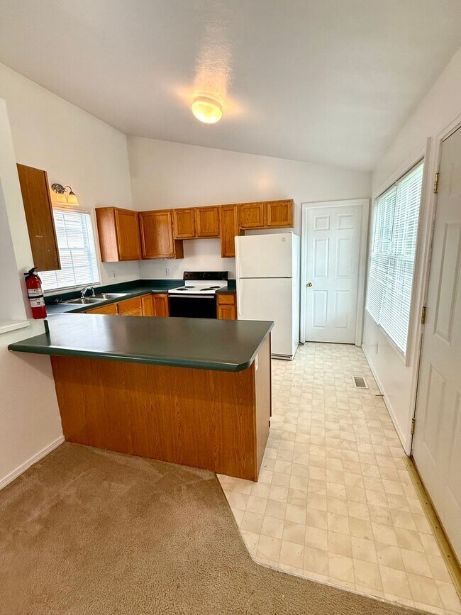 Foto del edificio - 3 Bedroom Available JUNE 2026;  Monthly re...