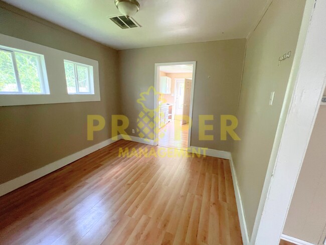 Foto del edificio - 2 bedrooms 1 bathroom house