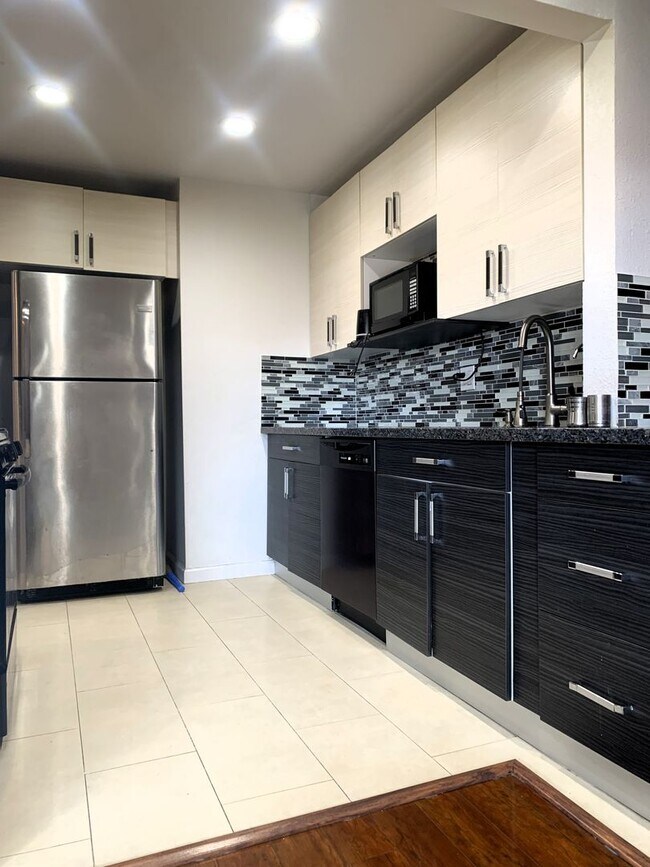 Building Photo - 2 Bedroom 2 Bath townhome in Santa Clara!