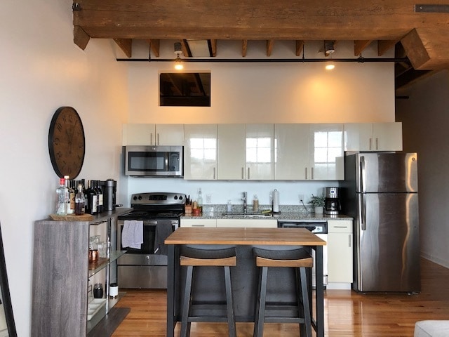 402 KITCHEN - Brass Building Lofts