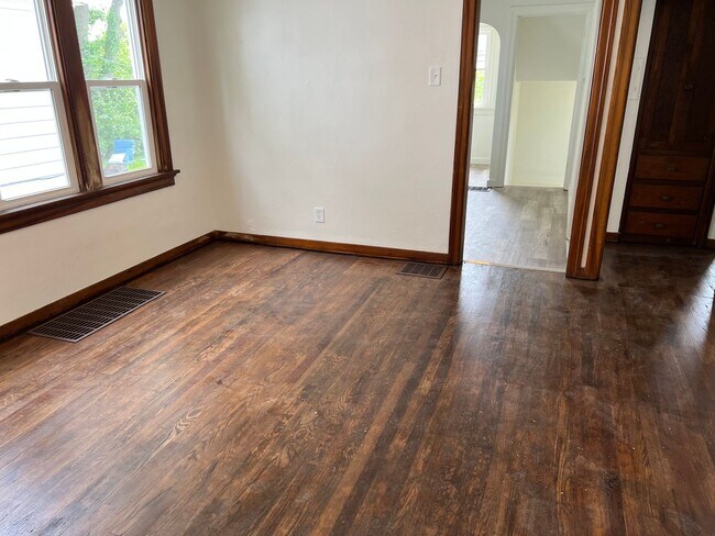 Building Photo - 2 bedroom 1 bath house