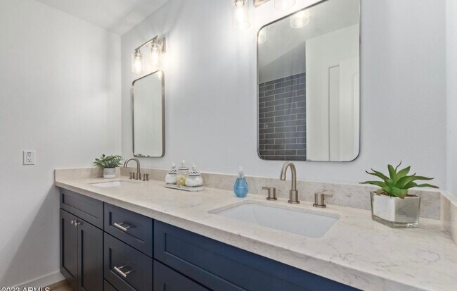 Foto del edificio - 1702 W Northern Ave