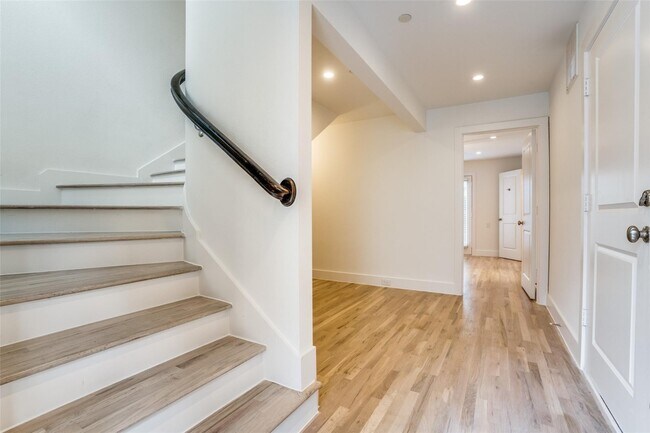 Foto del edificio - Beautiful townhome featuring granite countertops, hard wood floors, and a small private yard grea...