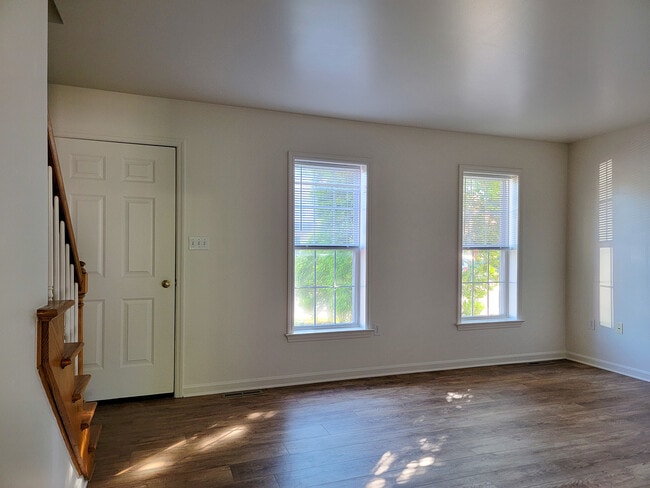 Building Photo - 10 S Whisper Ln
