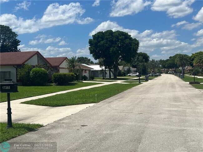 Foto del edificio - 17265 Lake Park Rd