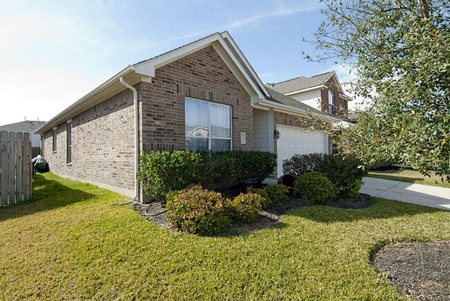 Building Photo - 6450 Applewood Forest Dr