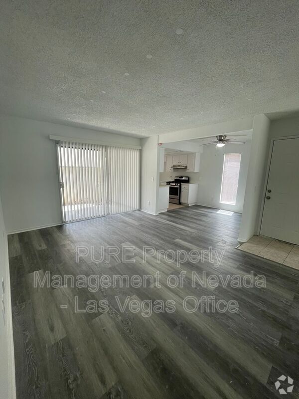 Building Photo - 1405 E Vegas Valley Dr