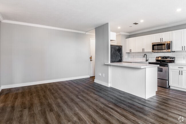 1BR, 1BA - 578SF - Kitchen/Living Room - 91 Wellesley Street