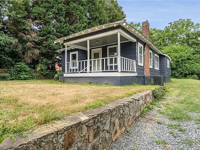 Building Photo - Charming Fully Renovated Cottage Minutes from Downtown!