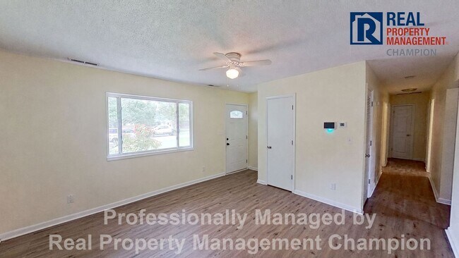 Building Photo - 3 BD/2 BA Home w/Attached Garage on Large Corner Lot w/Fenced Backyard