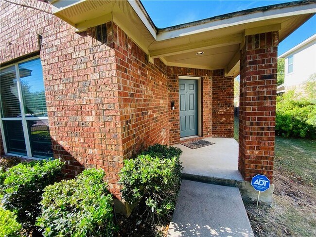 Building Photo - 220 Buckingham Dr